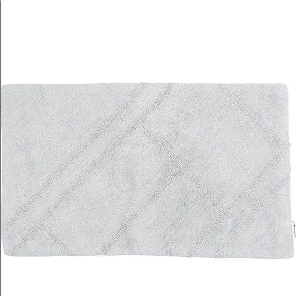 🔥🔥LACOSTE Micro Chip Line Rug (21” x 34-“) - Picture 1 of 6